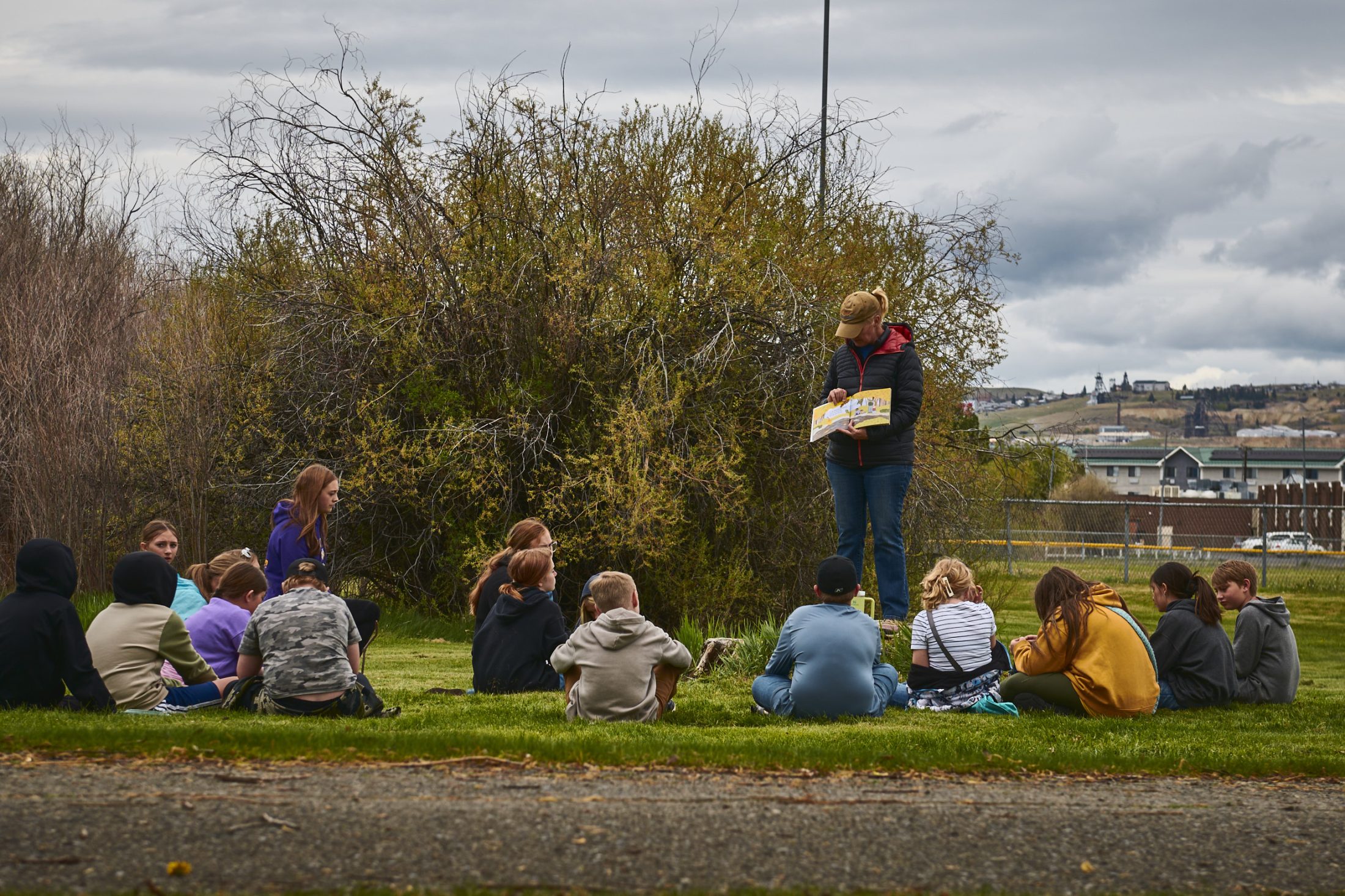 Rayelynn Brandl teaches elementary schoolers trees during the 2025 stormwater festival.