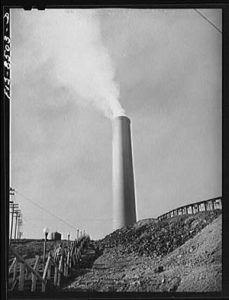 The Anaconda Stack pumped 30 tons (60,000 pounds) of arsenic trioxide and 150 tons (300,000 pounds) of sulfur dioxide into the air each day.
